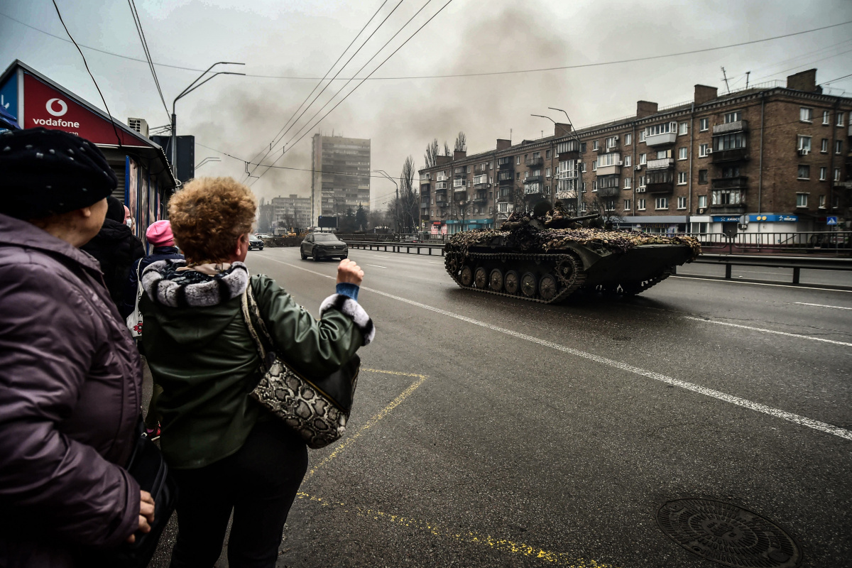 Ukrayna’da halk cepheden dönen tankları sevgiyle karşıladı