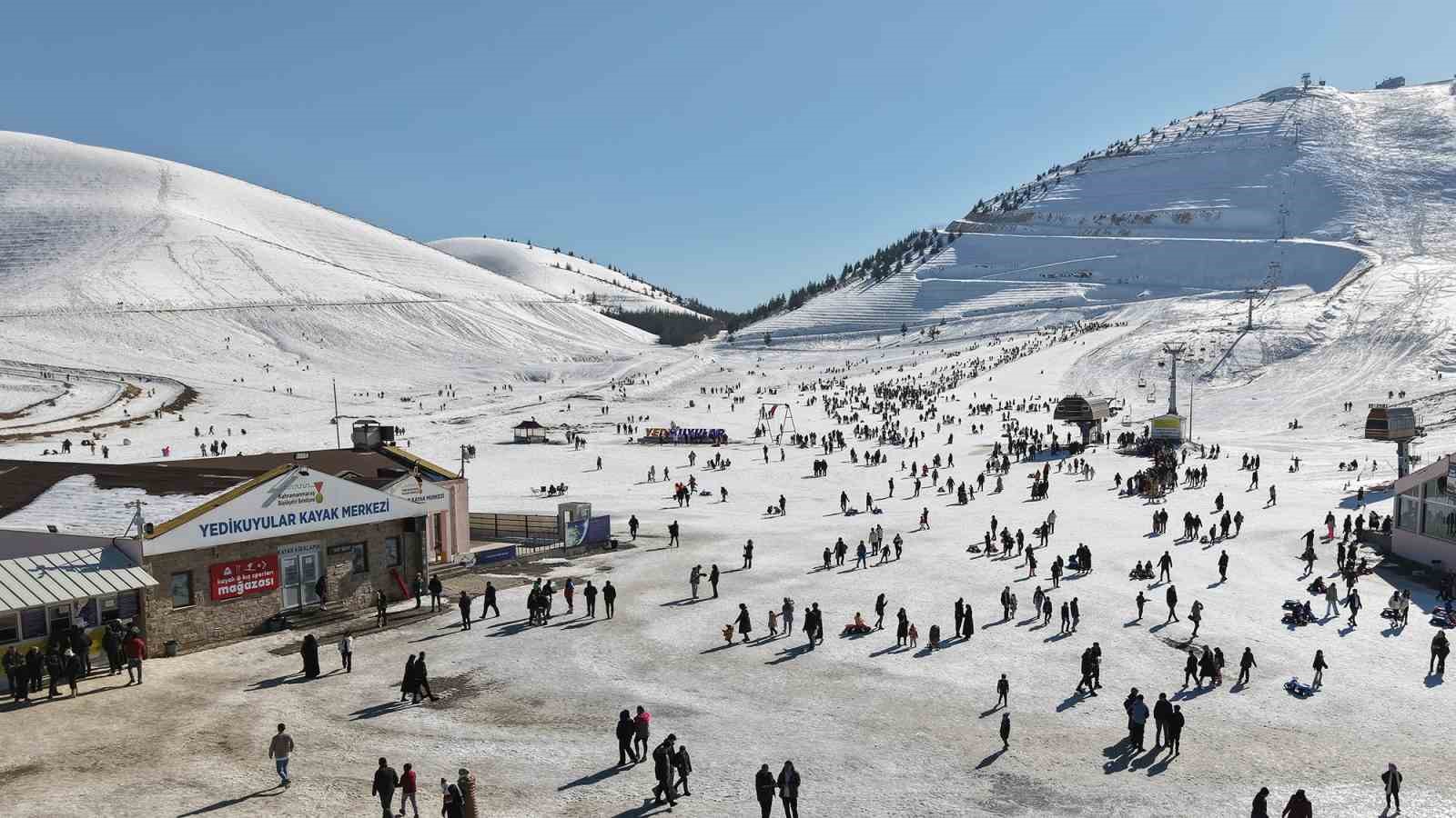 Kahramanmaraş’ta şehit yakınları kayak merkezinde