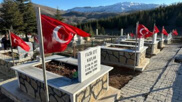 Ekinözü’nde deprem mezarlığı bayraklarla donatıldı