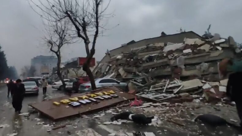 Yıkılan binaları gözyaşları içerisinde kayda aldı