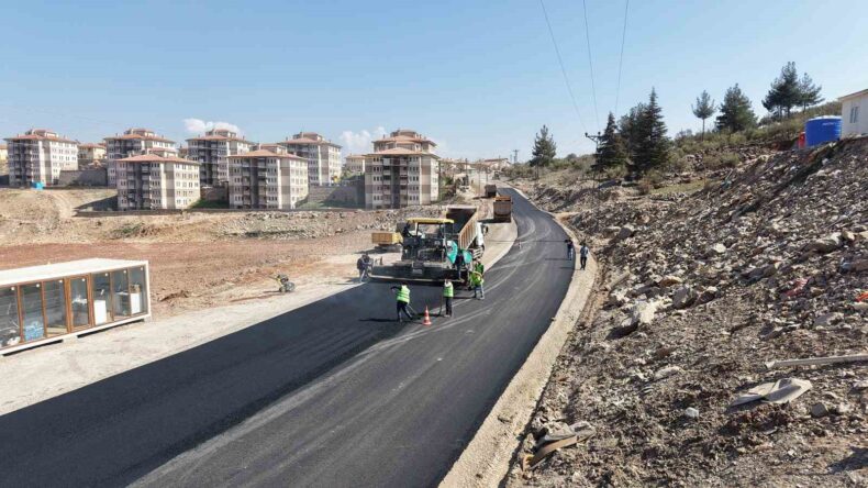 Kahramanmaraş Büyükşehir Belediyesi, Türkoğlu’nda yolları yeniliyor