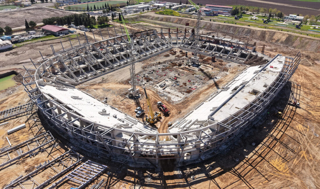 Dulkadiroğlu İstasyon Mahallesi’nde yapımı devam eden Yeni Kahramanmaraş Stadyumu’nda çalışmalar