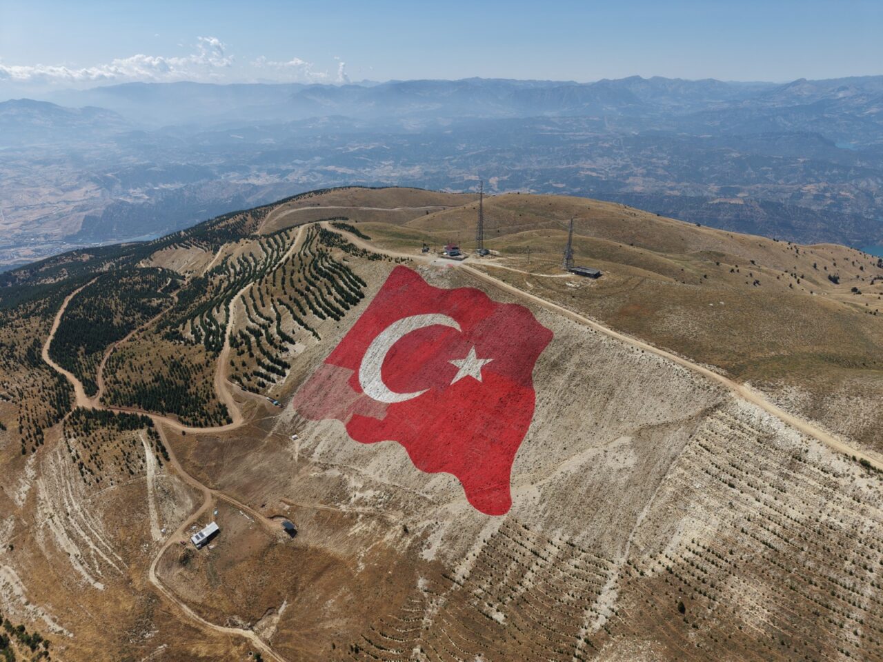 Onikişubat Belediyesi tarafından Ahır Dağı’nın 1830 rakımlı zirvesine kazandırılan dev